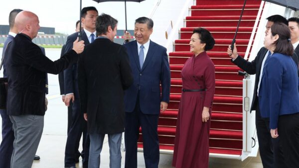 Xi Jinping przyleciał do Paryża i rozpoczął wizytę państwową we Francji