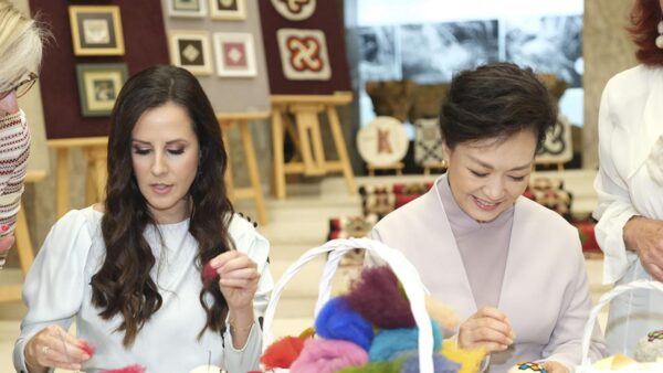 Peng Liyuan i Tamara Vucić odwiedziły Muzeum Narodowe Serbii