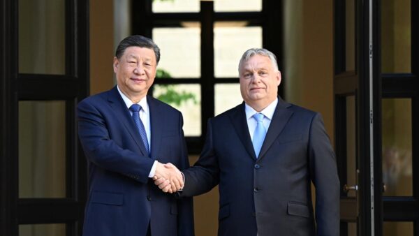 Przewodniczący Chin Xi Jinping rozmawiał z premierem Węgier Viktorem Orbanem