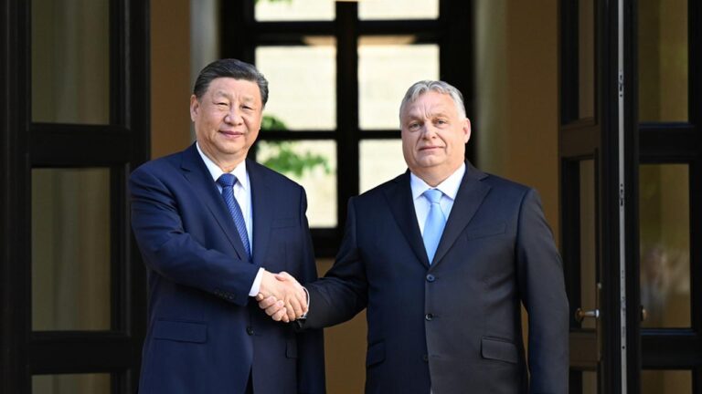 Przewodniczący Chin Xi Jinping rozmawiał z premierem Węgier Viktorem Orbanem