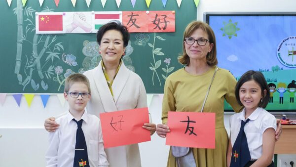 Peng Liyuan i małżonka premiera Węgier Viktora Orbana – Lévai Anikó odwiedziły węgiersko-chińską szkołę dwujęzyczną