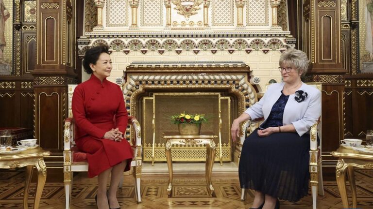 Pierwsze damy Chin i Węgier spotkały się przy herbacie