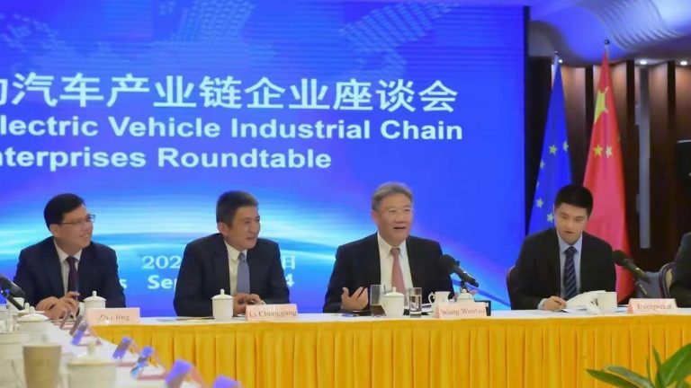 Minister handlu Chin przewodniczył w Brukseli naradzie dot. łańcucha przemysłowego pojazdów EV