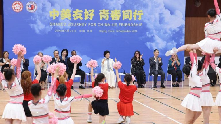 Peng Liyuan spotkała się z amerykańską młodzieżą w Pekinie