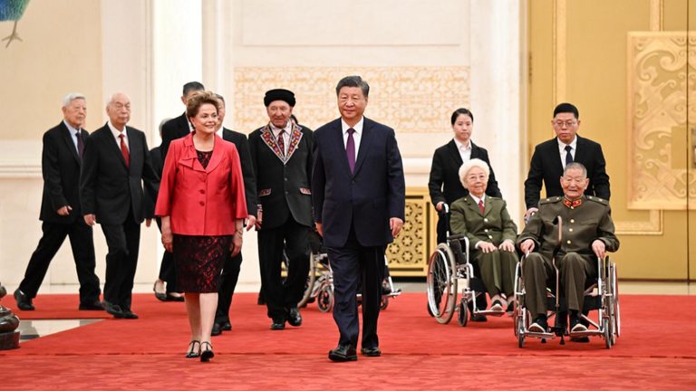 Ceremonia wręczenia odznaczeń państwowych z okazji 75 rocznicy powstania ChRL