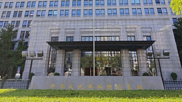 Chiny rozważają podniesienie ceł na importowane pojazdy spalinowe o dużej pojemności