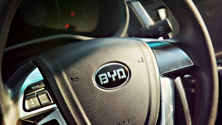 Komentarz: Poprzez nałożenie ceł na samochody elektryczne z Chin, UE uderza w samą siebie