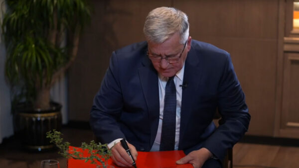 Bronisław Komorowski wpisał się do księgi pamiątkowej