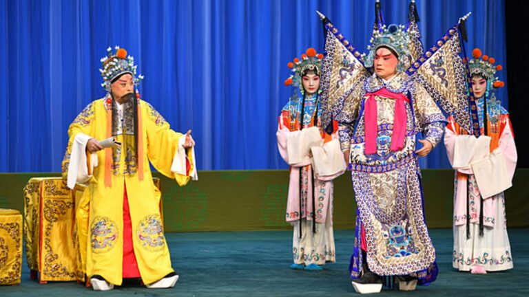 Xi Jinping zachęca młodych artystów Opery Pekińskiej do pielęgnowania tradycji