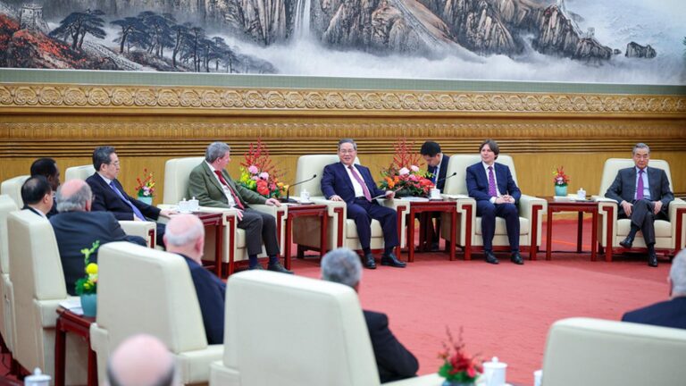 Premier Chin zorganizował naradę z okazji Święta Wiosny z udziałem zagranicznych ekspertów