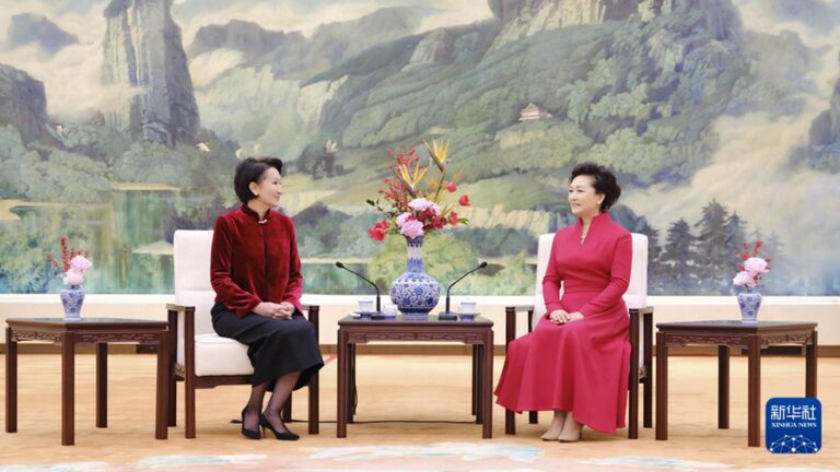 Pierwsza dama Chin rozmawiała przy herbacie z małżonką kirgiskiego prezydenta