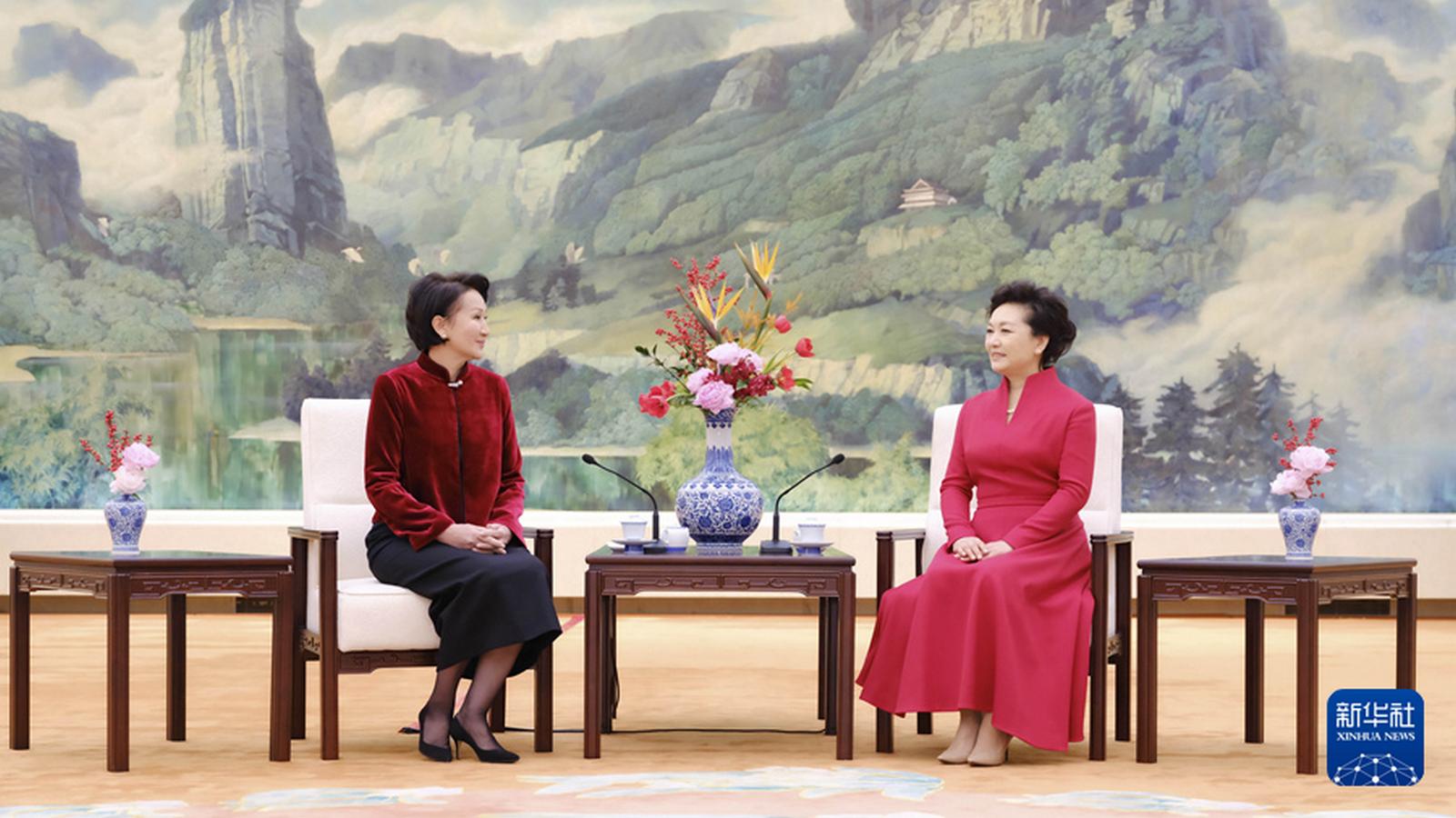 Pierwsza dama Chin rozmawiała przy herbacie z małżonką kirgiskiego prezydenta