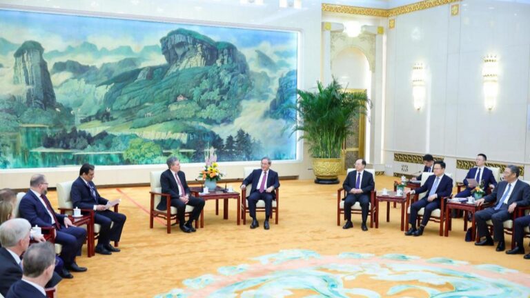 Premier Chin: Chiny i USA zyskują na współpracy i tracą na konfrontacji