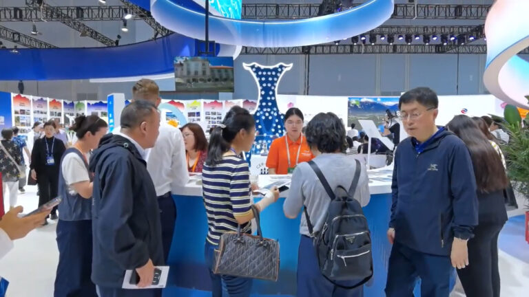 Chińscy turyści coraz chętniej wybierają Polskę! Co ich najbardziej zachwyca?