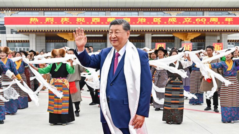 Wyjątkowe przywództwo – Dokumentacja rządzenia państwem przez Xi Jinpinga w 2025 roku