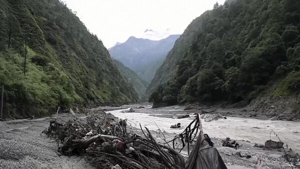 Osuwisko lodowcowe w Nepalu przyczyną lawiny błotnej w Gyirong, w Xizangu