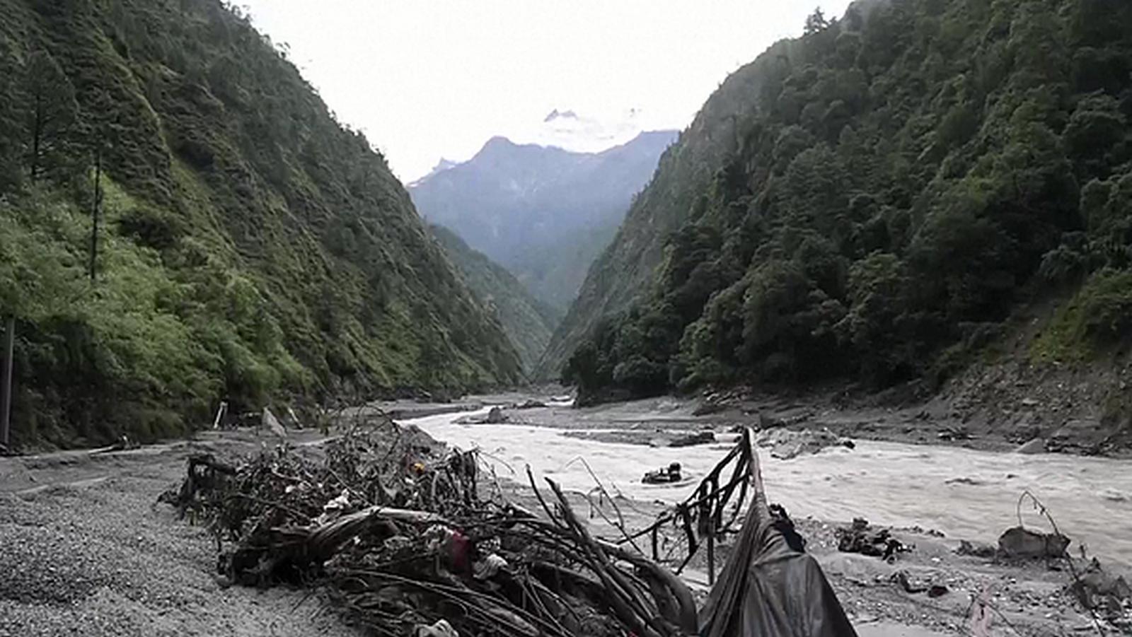 Osuwisko lodowcowe w Nepalu przyczyną lawiny błotnej w Gyirong, w Xizangu